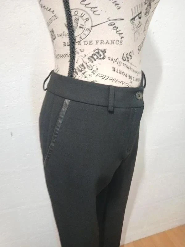 Pantalon noir droit avec détail simili cuir aux poches Emma & Caro – Taille 38 ( – photo 4